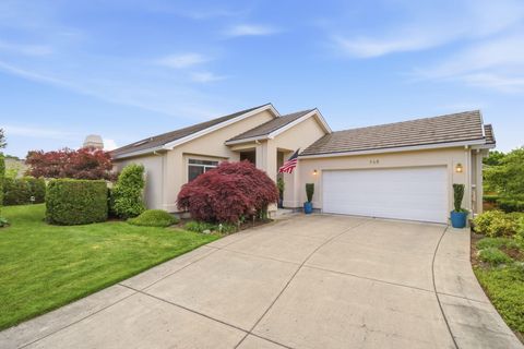 Photo of 732 Cherrywood Drive, Medford, OR 97504 (MLS # 220215355)