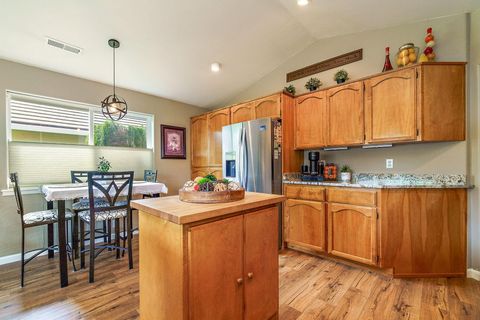 Tiny photo for 732 Cherrywood Drive, Medford, OR 97504 (MLS # 220215355)