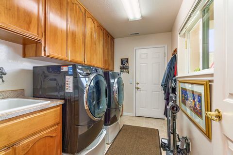 Tiny photo for 732 Cherrywood Drive, Medford, OR 97504 (MLS # 220215355)