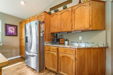 Tiny photo for 732 Cherrywood Drive, Medford, OR 97504 (MLS # 220215355)