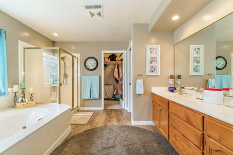 Tiny photo for 732 Cherrywood Drive, Medford, OR 97504 (MLS # 220215355)