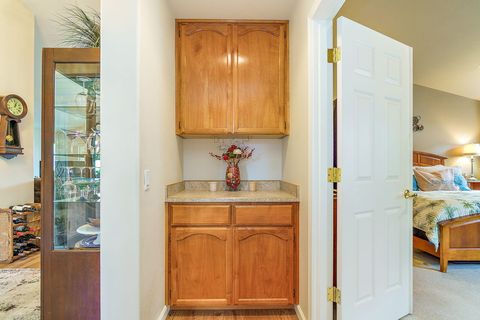 Tiny photo for 732 Cherrywood Drive, Medford, OR 97504 (MLS # 220215355)