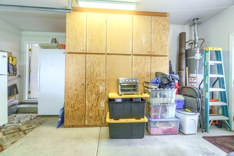 Tiny photo for 732 Cherrywood Drive, Medford, OR 97504 (MLS # 220215355)