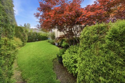 Tiny photo for 732 Cherrywood Drive, Medford, OR 97504 (MLS # 220215355)