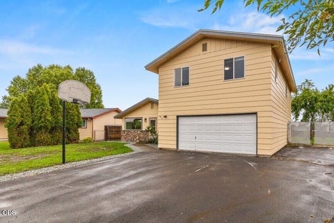 Photo of 4719 Hope Street, Klamath Falls, OR 97603 (MLS # 220228268)