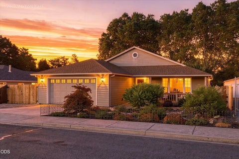 Photo of 468 Westminster Drive, Eagle Point, OR 97524 (MLS # 220226762)