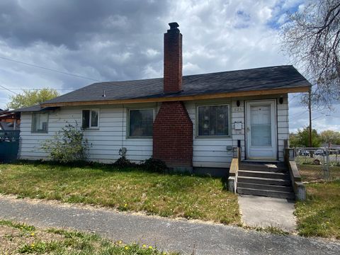 Photo of 825 Martin Street, Klamath Falls, OR 97601 (MLS # 220220231)