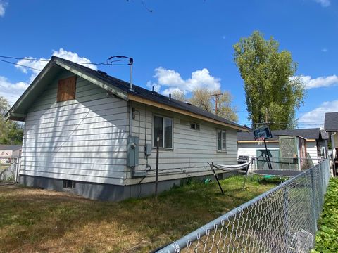 Tiny photo for 825 Martin Street, Klamath Falls, OR 97601 (MLS # 220220231)