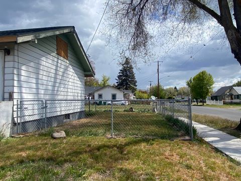 Tiny photo for 825 Martin Street, Klamath Falls, OR 97601 (MLS # 220220231)