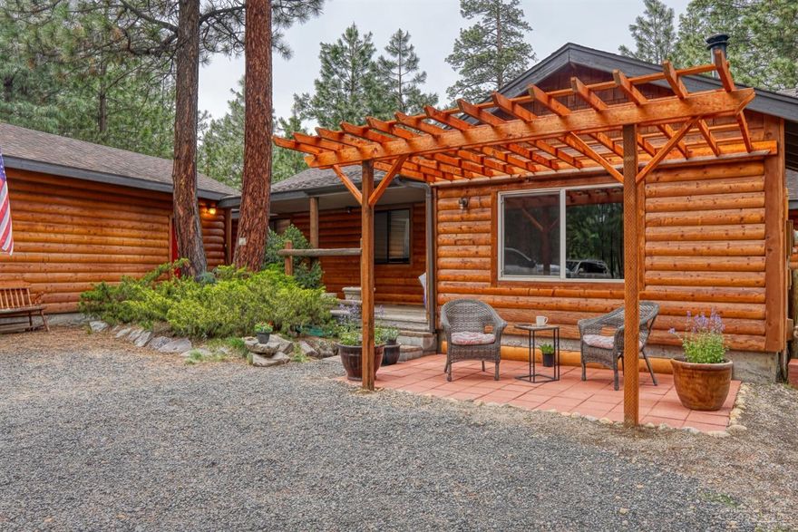 Move in ready. This single level, well-maintained, Tollgate home has a great open-concept floor plan, family room (or office), woodstove and beautiful kitchen remodel. Lots of nice trees, large fenced yard, and borders National Forest! Tollgate features paved walking/biking paths, park, swimming pool, tennis and basketball courts, clubhouse, many access points to US National Forest lands and is protected by its own volunteer fire station! Located at the end of a cul-de-sac, 5 minutes from the quaint Western town of Sisters.