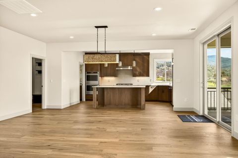 Tiny photo for 5626 Autumn Park Drive, Medford, OR 97504 (MLS # 220216954)