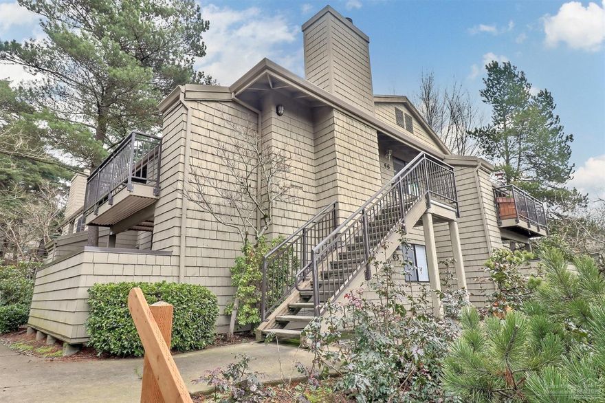 Thoughtfully Updated Condo in Lake Oswego. Enter to gleaming engineered hardwood flooring, wood burning fireplace and access to balcony in living. Newer appliances in kitchen. Dining room open to kitchen bar. Master suite with fully updated bath (tile flooring, tile surround in bathtub). Laundry room off bath. Partially covered balcony offers storage as well as outdoor space to enjoy some fresh air. Community club house and swimming pool. Lots to offer in Mt Park Rec Ctr. No rental cap!<br>