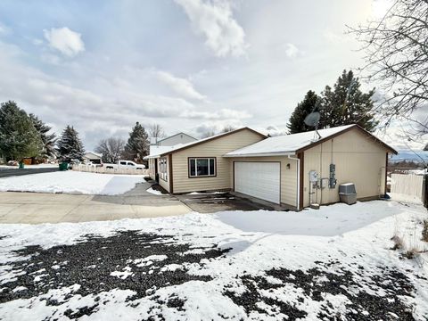 Tiny photo for 5704 Upland Drive, Klamath Falls, OR 97603 (MLS # 220215539)