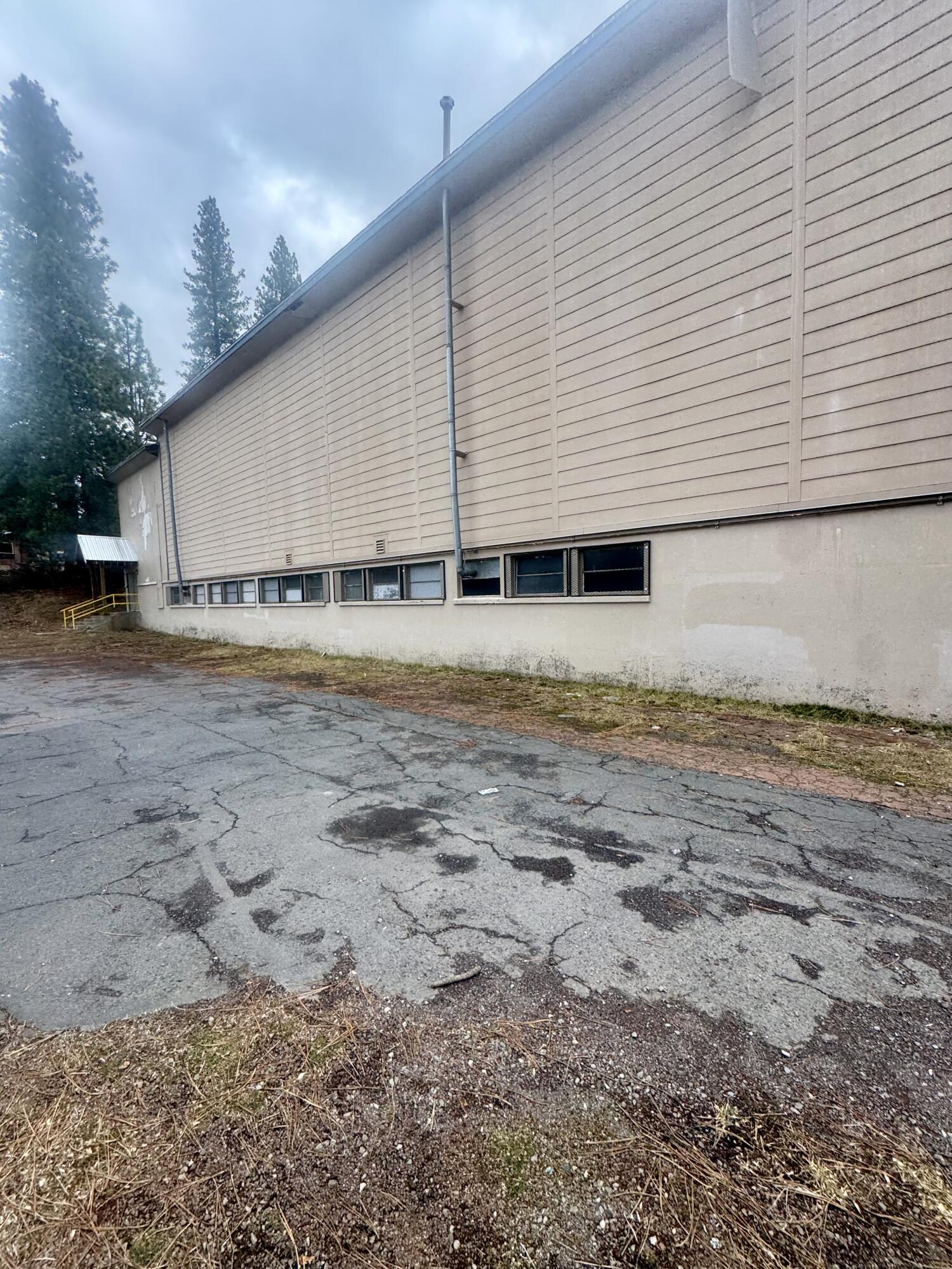 225 E Schonchin Street