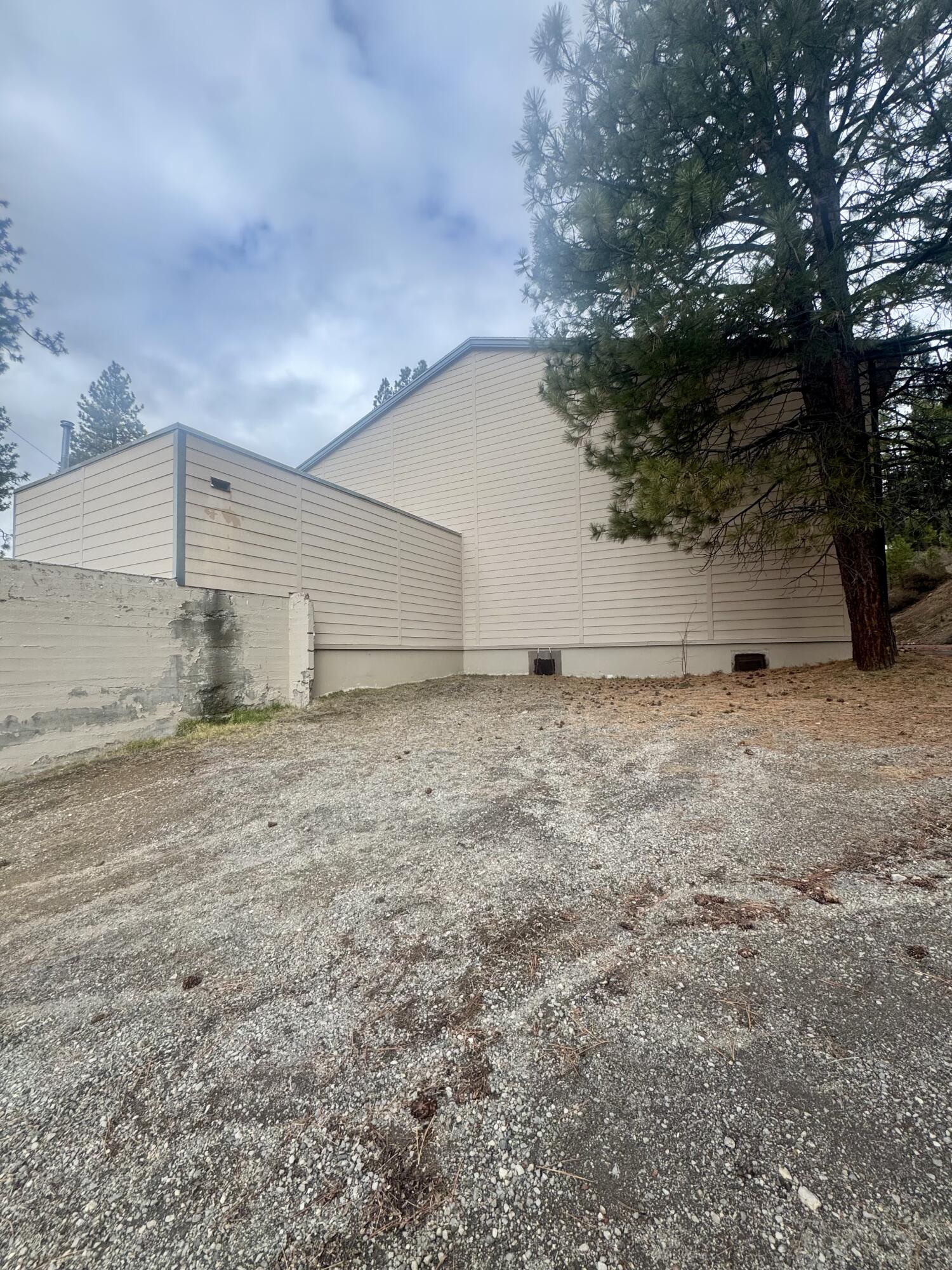 225 E Schonchin Street