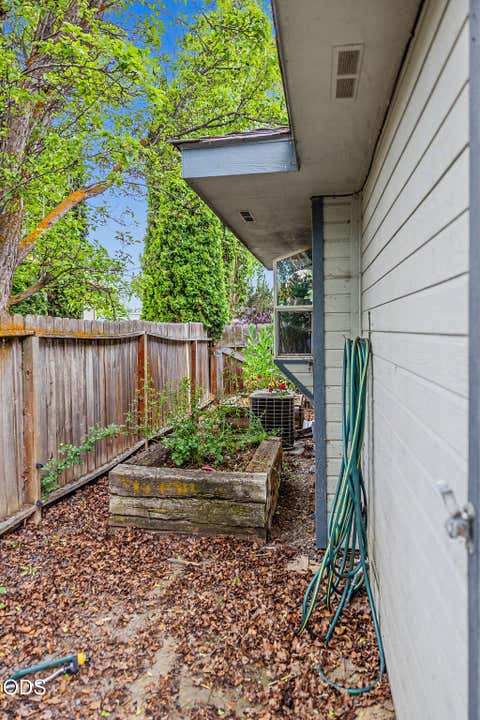 Tiny photo for 6319 Harlan Drive, Klamath Falls, OR 97603 (MLS # 220223913)