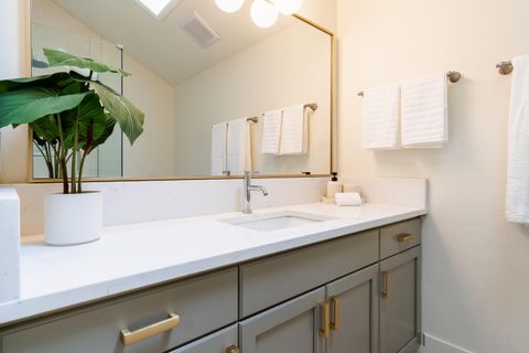 Tiny photo for 17898 Acer Lane #9, Sunriver, OR 97707 (MLS # 220212033)