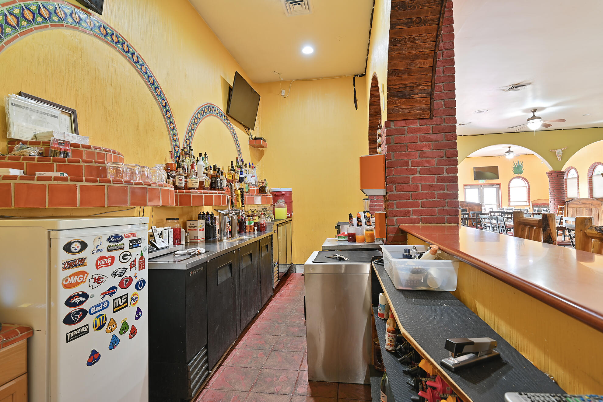 Main image without alt text