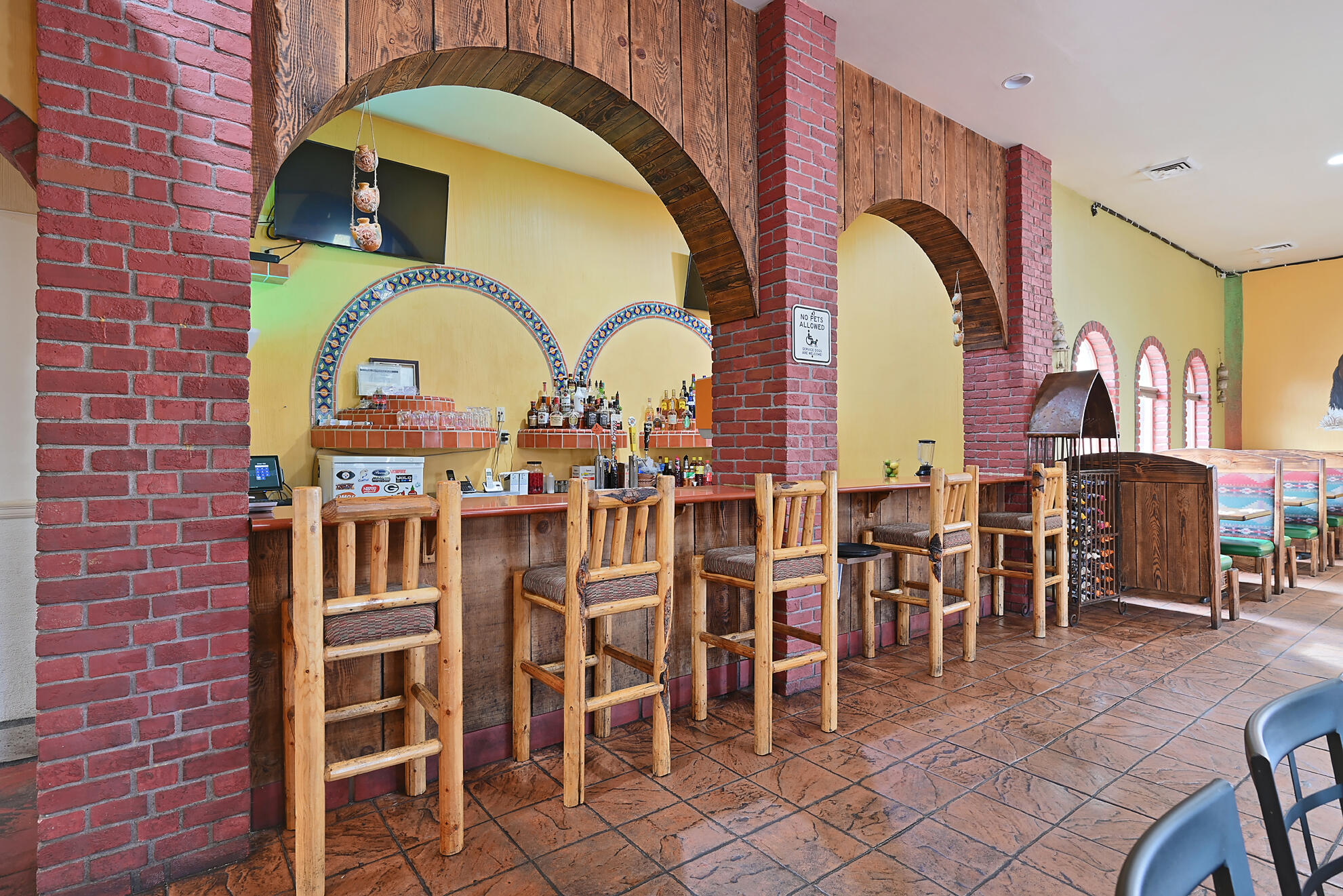 Main image without alt text