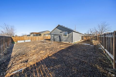 Tiny photo for 2527 NE 5th Street, Redmond, OR 97756 (MLS # 220212266)