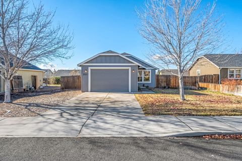 Tiny photo for 2527 NE 5th Street, Redmond, OR 97756 (MLS # 220212266)
