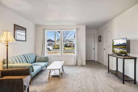 Tiny photo for 2527 NE 5th Street, Redmond, OR 97756 (MLS # 220212266)