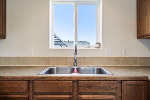 Tiny photo for 2527 NE 5th Street, Redmond, OR 97756 (MLS # 220212266)