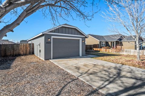 Tiny photo for 2527 NE 5th Street, Redmond, OR 97756 (MLS # 220212266)