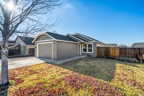 Tiny photo for 2527 NE 5th Street, Redmond, OR 97756 (MLS # 220212266)