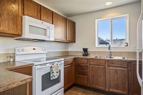 Tiny photo for 2527 NE 5th Street, Redmond, OR 97756 (MLS # 220212266)