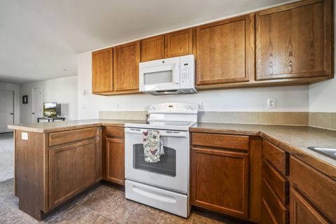 Tiny photo for 2527 NE 5th Street, Redmond, OR 97756 (MLS # 220212266)