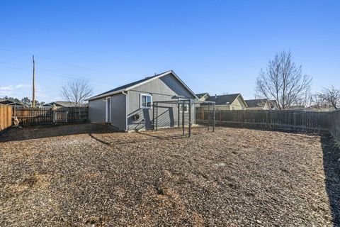 Tiny photo for 2527 NE 5th Street, Redmond, OR 97756 (MLS # 220212266)