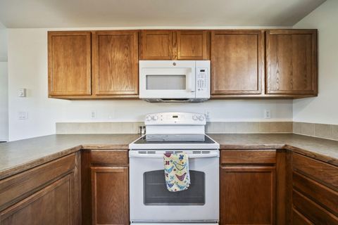 Tiny photo for 2527 NE 5th Street, Redmond, OR 97756 (MLS # 220212266)