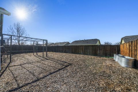 Tiny photo for 2527 NE 5th Street, Redmond, OR 97756 (MLS # 220212266)