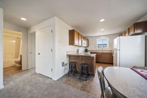 Tiny photo for 2527 NE 5th Street, Redmond, OR 97756 (MLS # 220212266)