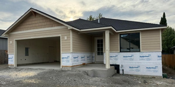 2535 DESCHUTES DR, MEDFORD, OR 97504 - Image 461a189cd5b523c861648e2d0ea8ae1a/3134161076