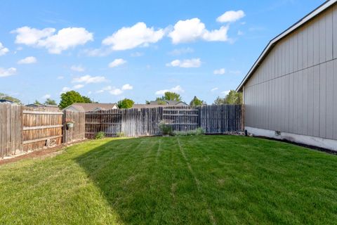 Tiny photo for 727 SE Cross Lane, Madras, OR 97741 (MLS # 220221774)