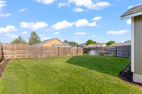 Tiny photo for 727 SE Cross Lane, Madras, OR 97741 (MLS # 220221774)