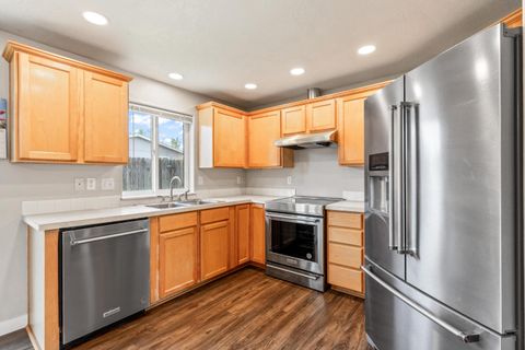 Tiny photo for 727 SE Cross Lane, Madras, OR 97741 (MLS # 220221774)