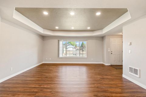 Tiny photo for 727 SE Cross Lane, Madras, OR 97741 (MLS # 220221774)