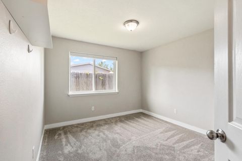 Tiny photo for 727 SE Cross Lane, Madras, OR 97741 (MLS # 220221774)
