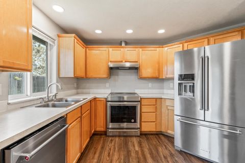 Tiny photo for 727 SE Cross Lane, Madras, OR 97741 (MLS # 220221774)