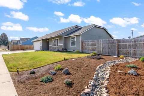 Tiny photo for 727 SE Cross Lane, Madras, OR 97741 (MLS # 220221774)