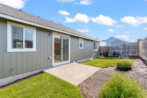 Tiny photo for 727 SE Cross Lane, Madras, OR 97741 (MLS # 220221774)