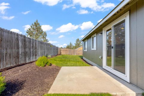 Tiny photo for 727 SE Cross Lane, Madras, OR 97741 (MLS # 220221774)
