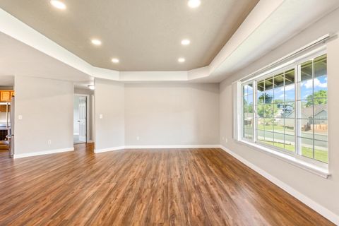 Tiny photo for 727 SE Cross Lane, Madras, OR 97741 (MLS # 220221774)