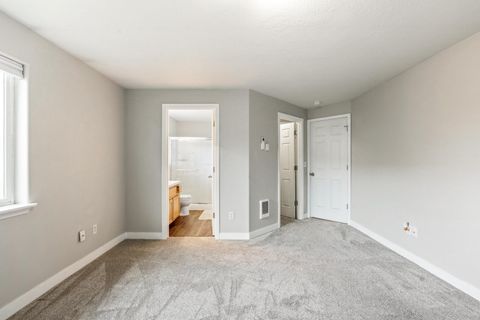 Tiny photo for 727 SE Cross Lane, Madras, OR 97741 (MLS # 220221774)
