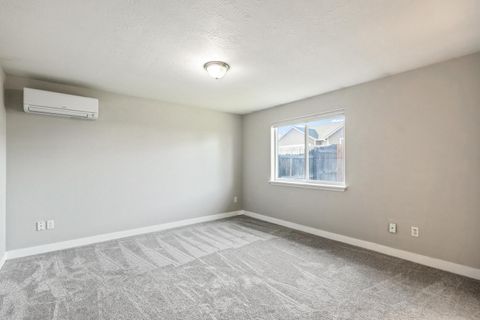 Tiny photo for 727 SE Cross Lane, Madras, OR 97741 (MLS # 220221774)