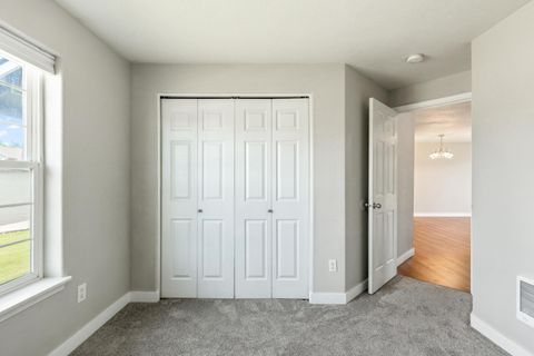 Tiny photo for 727 SE Cross Lane, Madras, OR 97741 (MLS # 220221774)