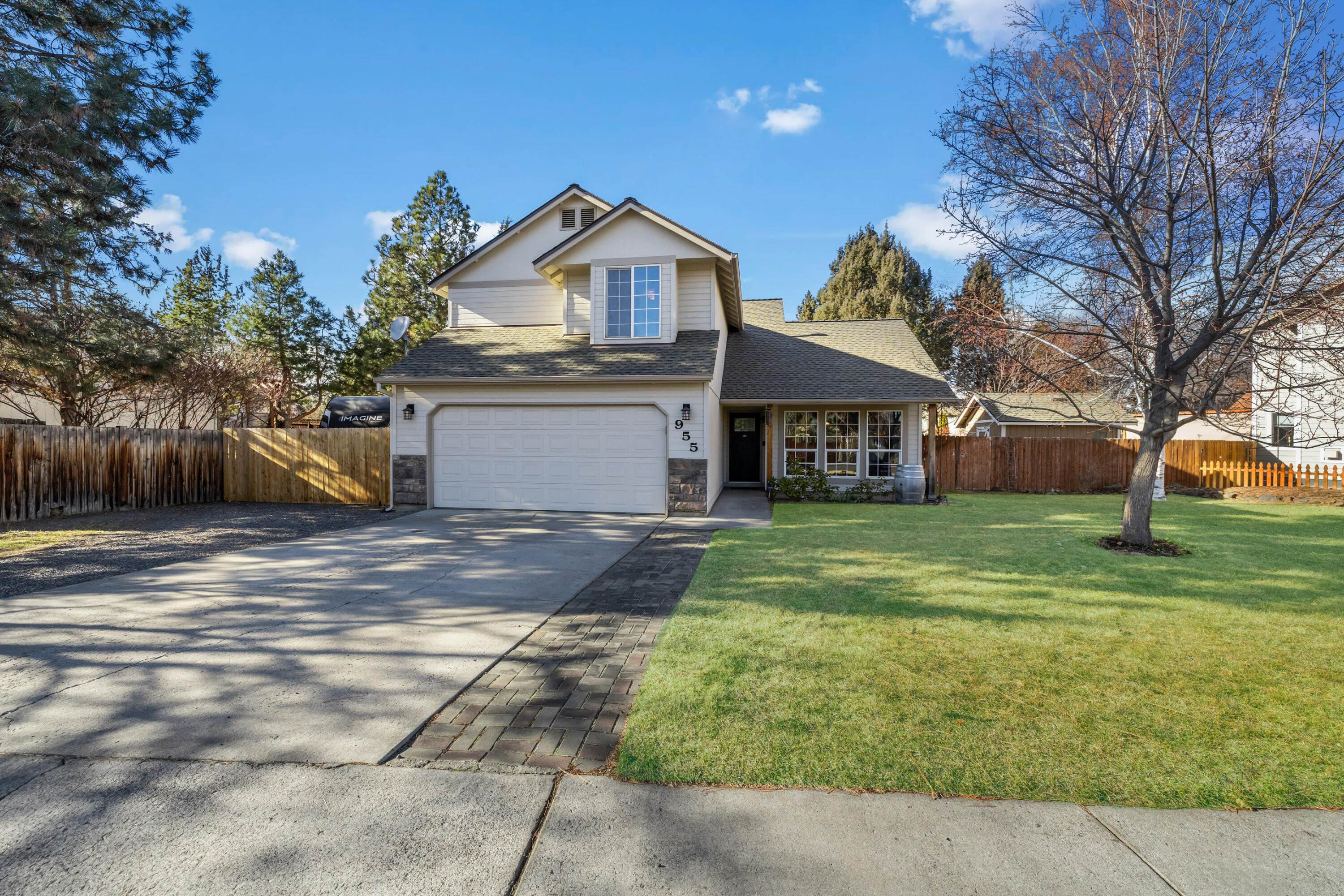 955 NE Locksley Drive